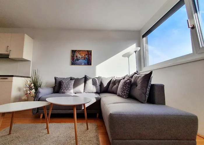 Near Stylish & Fully Furnished Apartamento Viena